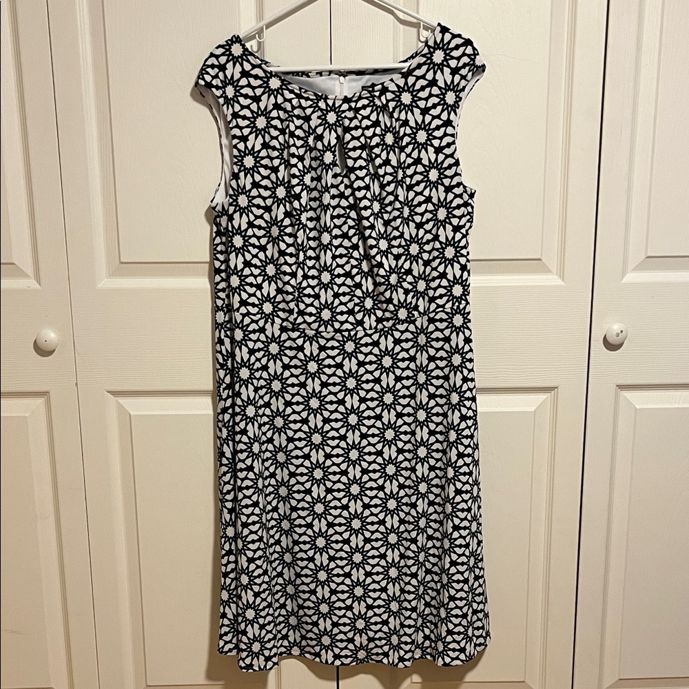 Maggy London, size 16W, sleeveless geometric print dress